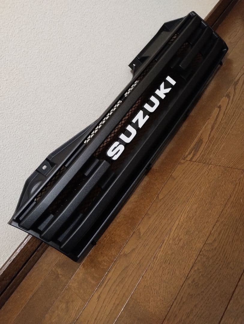 スズキジムニーJB23純正フロントグリル改 + チッピング活字体エンブレム