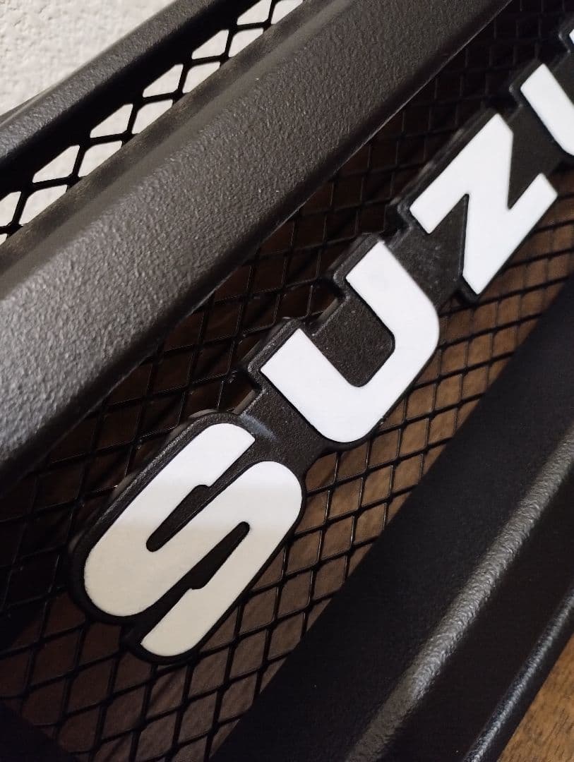 スズキジムニーJB23純正フロントグリル改 + チッピング活字体エンブレム