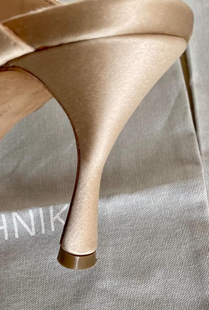 Manolo Blahnik ヌードベージュ サテン ビジューサンダル 35.5