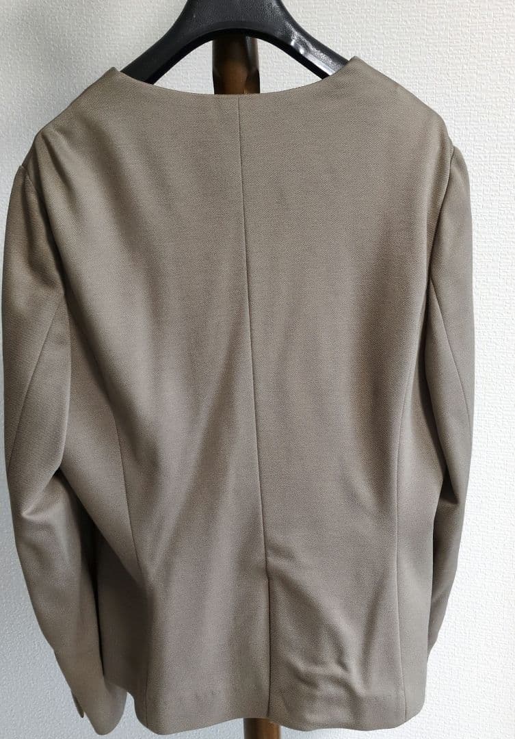 グリーンレーベルリラクシング　ベージュスカートスーツ