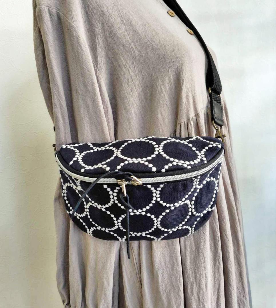 ミナペルホネン/tambourine タンバリンネイビー×白/ボディーバッグ黒