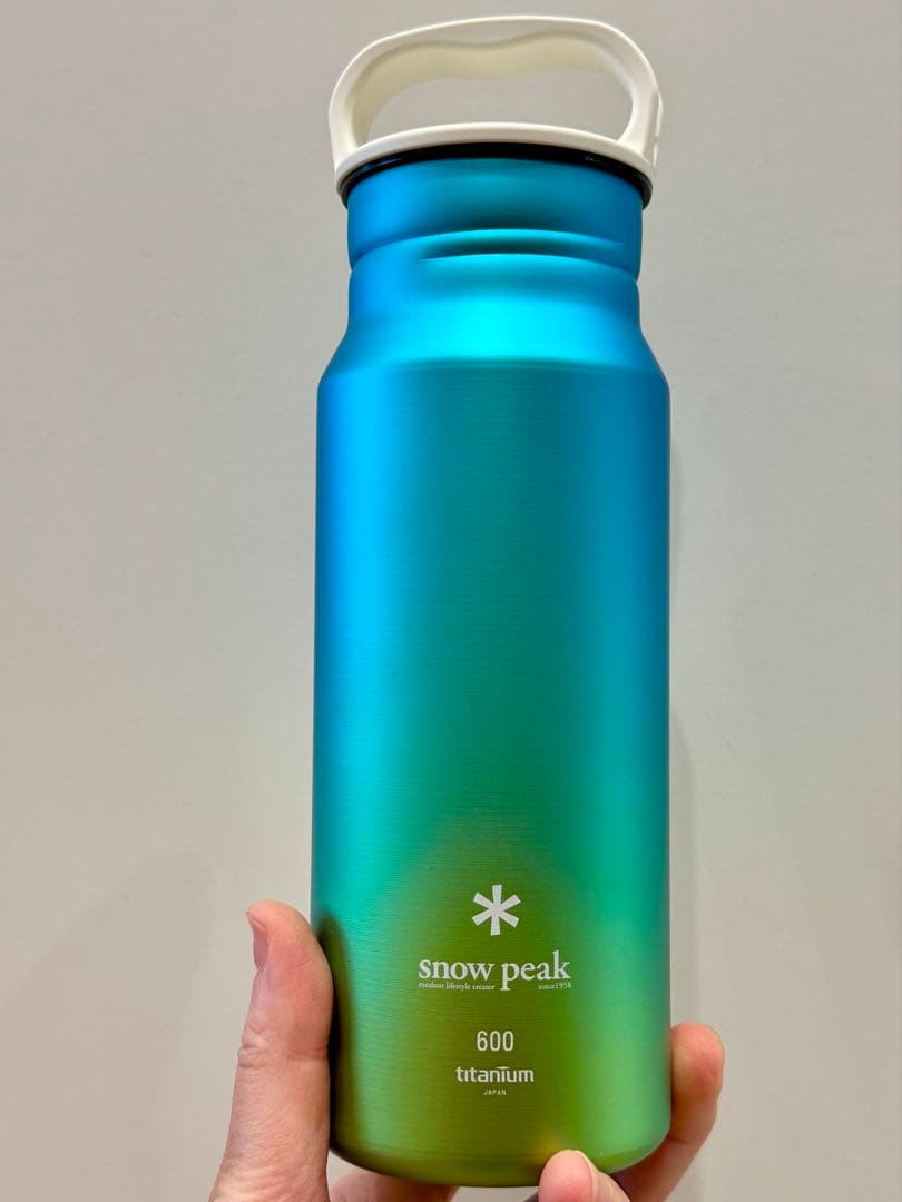 新品 未使用  peak チタン水筒 600ml オーロラボトル