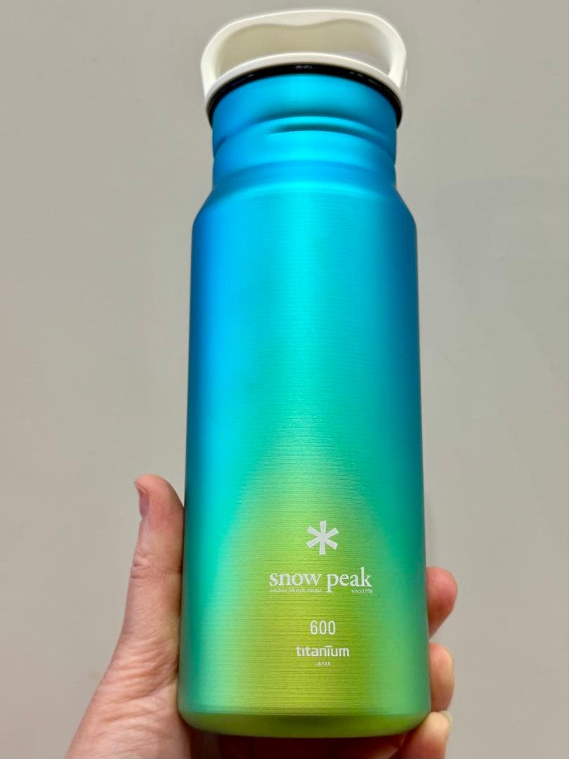 新品 未使用  peak チタン水筒 600ml オーロラボトル