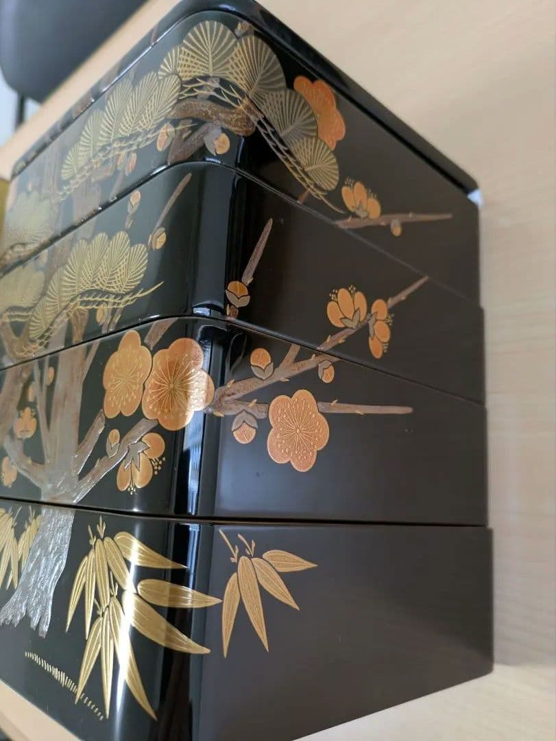 椿餅様用　輪島塗　高級漆器 中重箱 4段 黒地 金色 松 梅