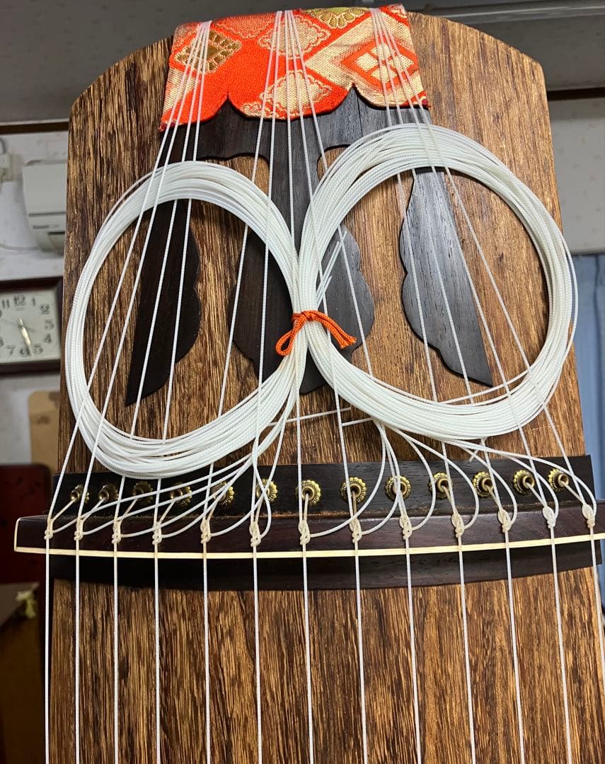 13弦お琴 並甲、すだれ掘り 琴柱、猫足他一式付き 弦も新しく、傷も少ない