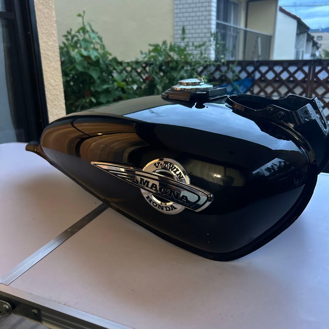 マグナ250 純正タンク　純正ステッカー付き 　値下げ可　5000円値下げ中