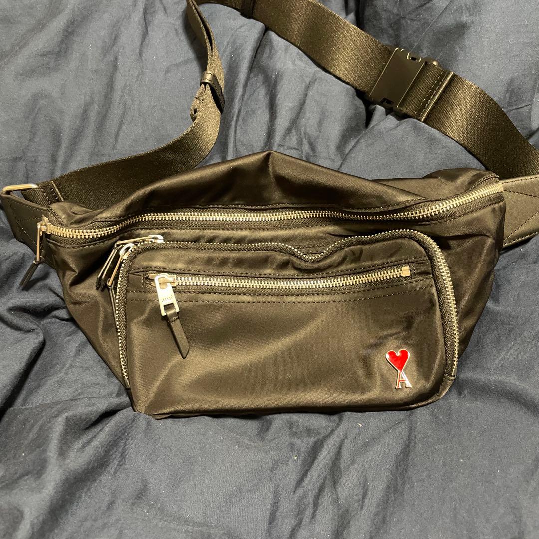 ami ブラック ボディバッグ