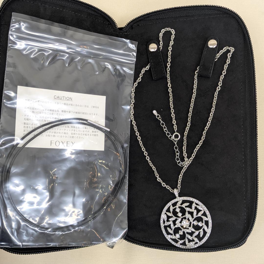 FOXEYのネックレス　「Crystal Moon」　未使用品です。
