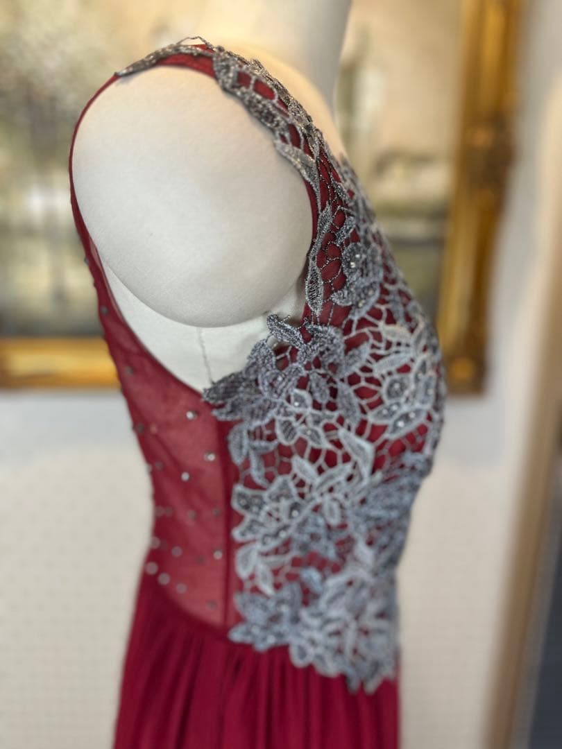 バーガンディ レース装飾付きドレス