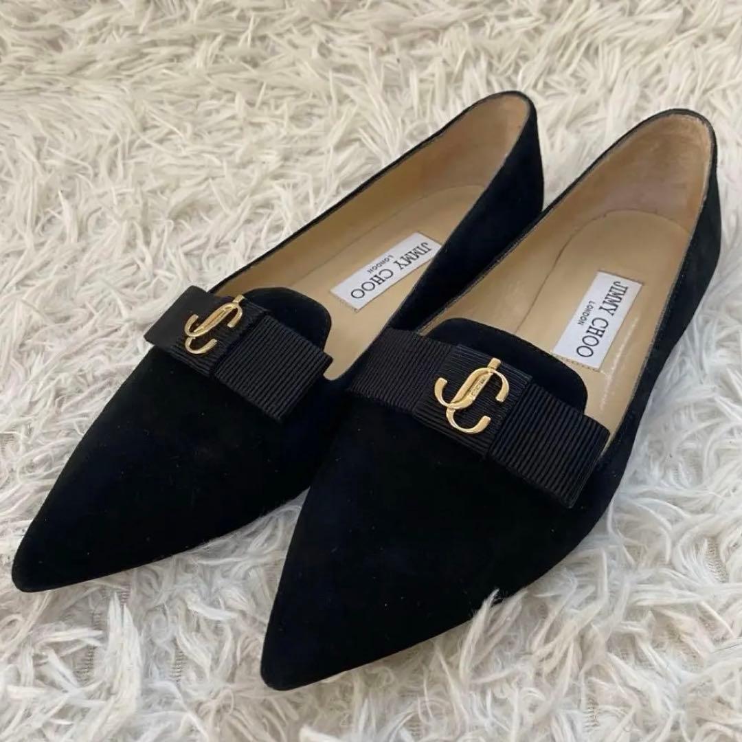 ジミーチュウ　フラットシューズ　スエード　黒　ロゴ金具　リボン