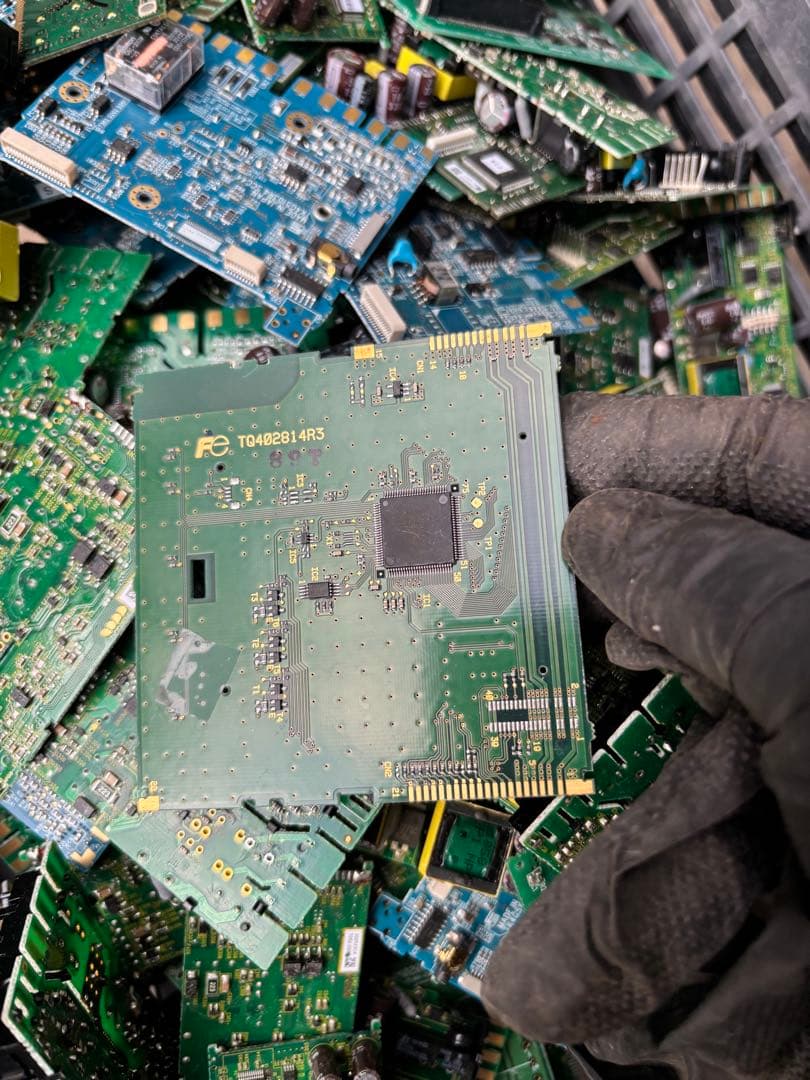 (約2.7キロ)ジャンク品。電磁基盤 。マザーボード