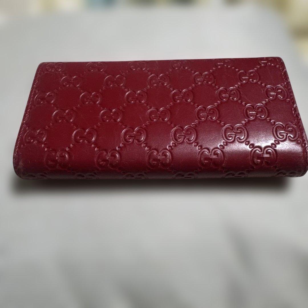 エンボスロゴデザインの赤いGUCCI長財布。