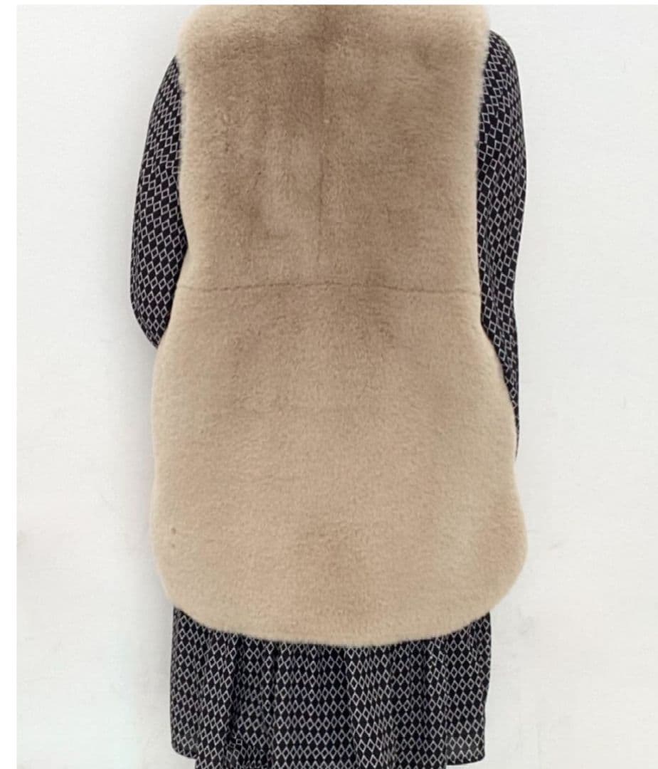 美品【l'armoire de luxe】エコファーリバーシブルベスト　ベージュ