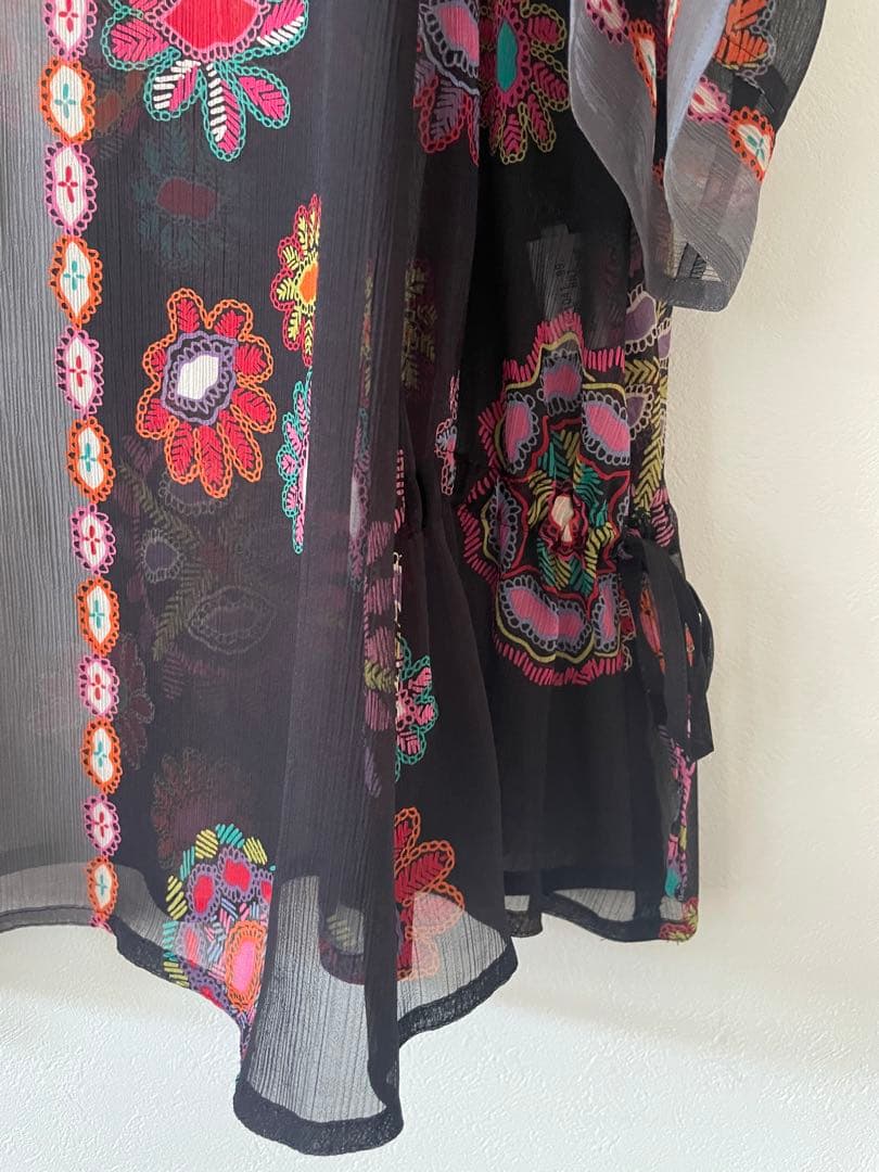 トクコプルミエブォル幾何学花柄黒シフォンチュニック