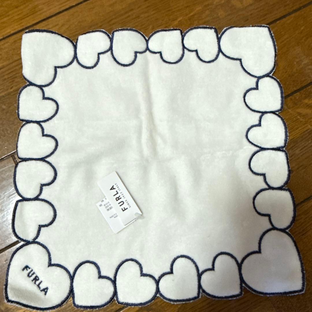 FURLA ハート型タオルハンカチ