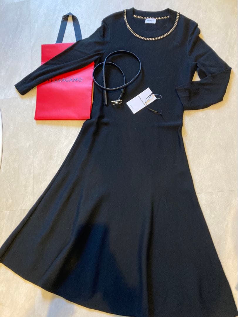 フェラガモ　ブラックワンピース