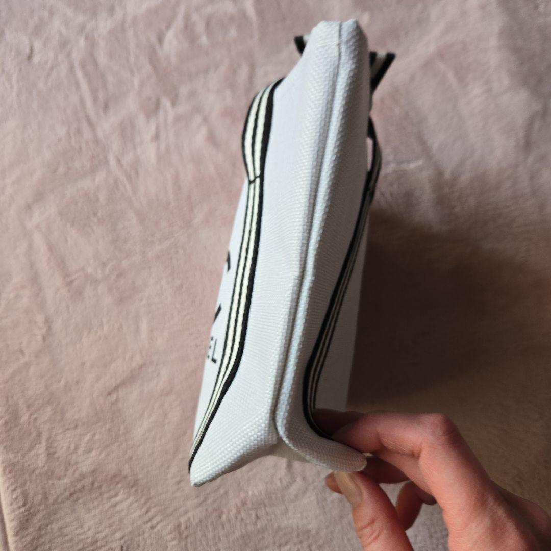 CHANEL ホワイトストライプハンドミニトートバッグノベルティ