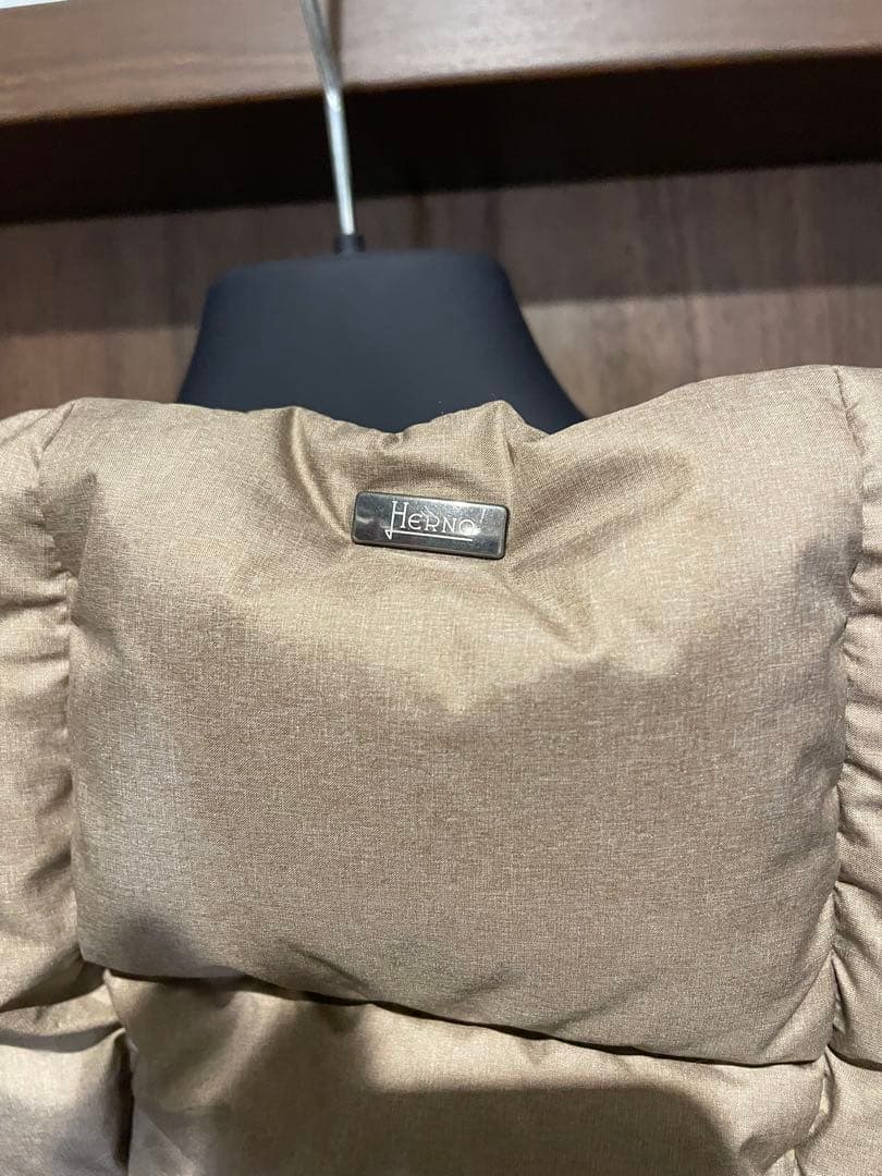 Herno ヘルノリゾート　フード付きダウンベスト ベージュ 48