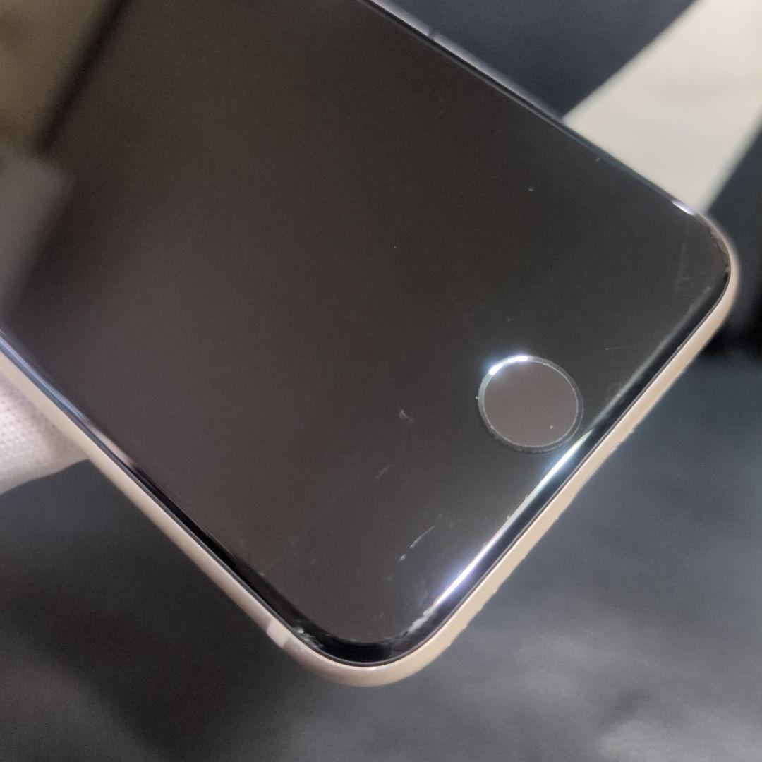 82 美品　iPhone　se3 第3世代　64gb SIMフリー　白　ホワイト