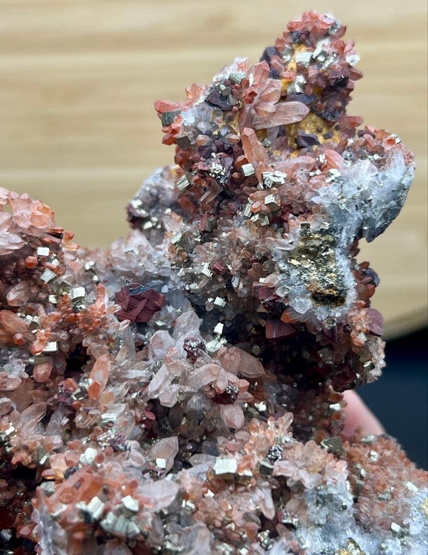 ★希少 フラワー状赤水晶クラスター　ヘマタイトインクォーツ　チャルコパイライト