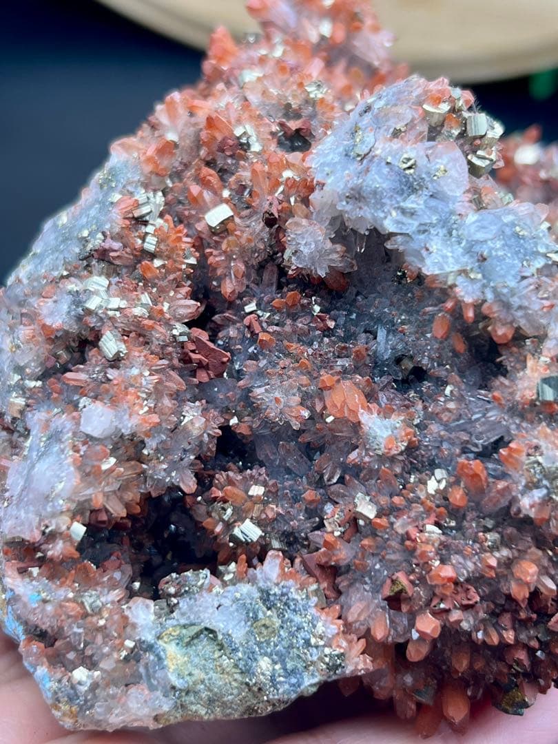 ★希少 フラワー状赤水晶クラスター　ヘマタイトインクォーツ　チャルコパイライト