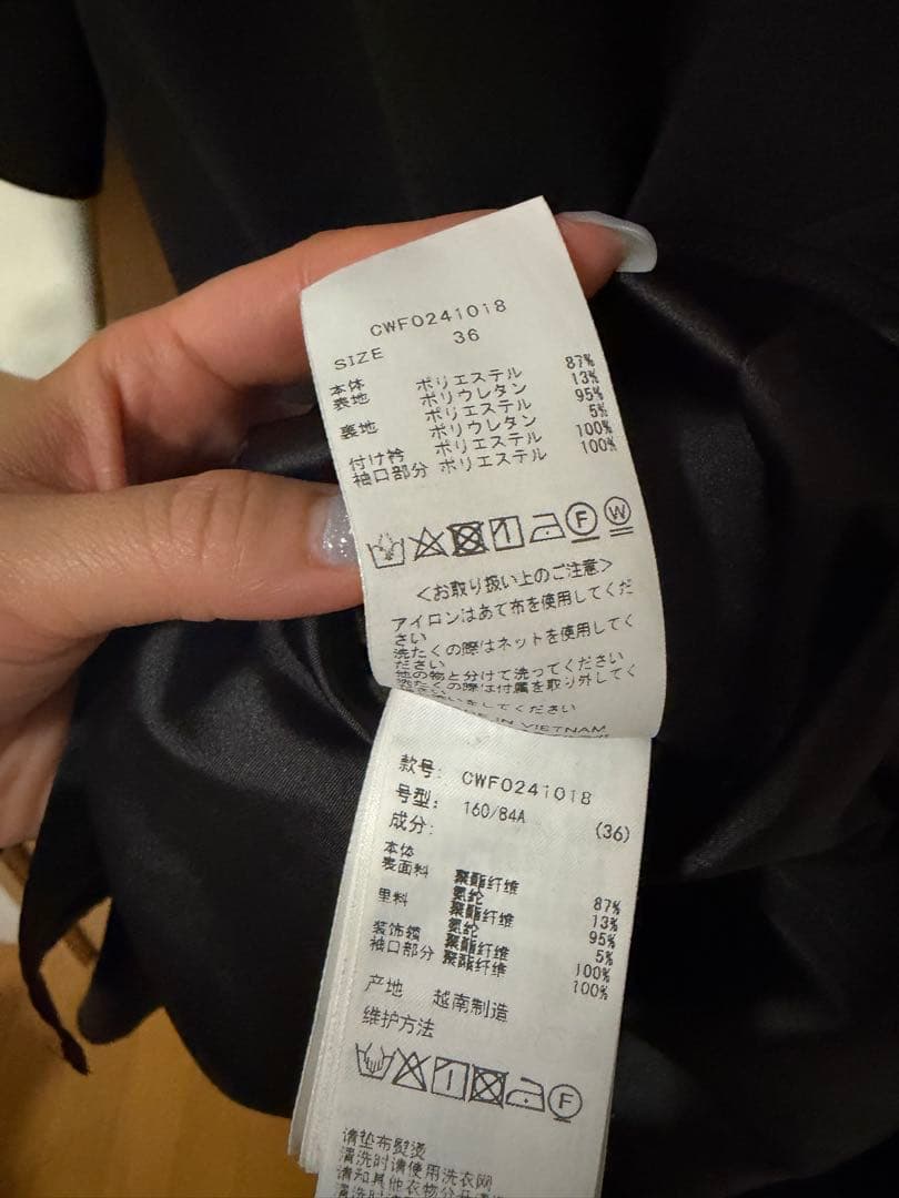 レース付き襟のブラックワンピース