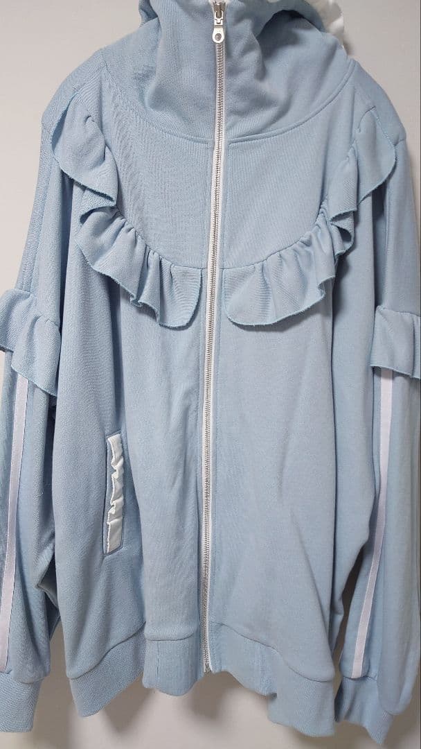 【試着のみ】 satoi フリルハイネックパーカー ライトブルー