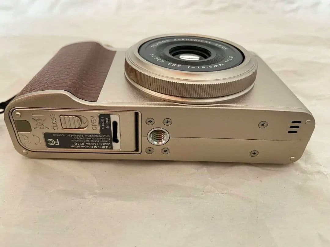 美品　富士フィルム　XF10　シャンパンゴールド（元箱付き）