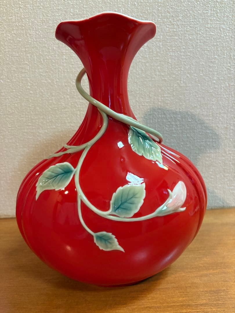 未使用　FRANZ ハイビスカス　赤い花瓶 陶器製 花模様　高さ28cm　箱無し
