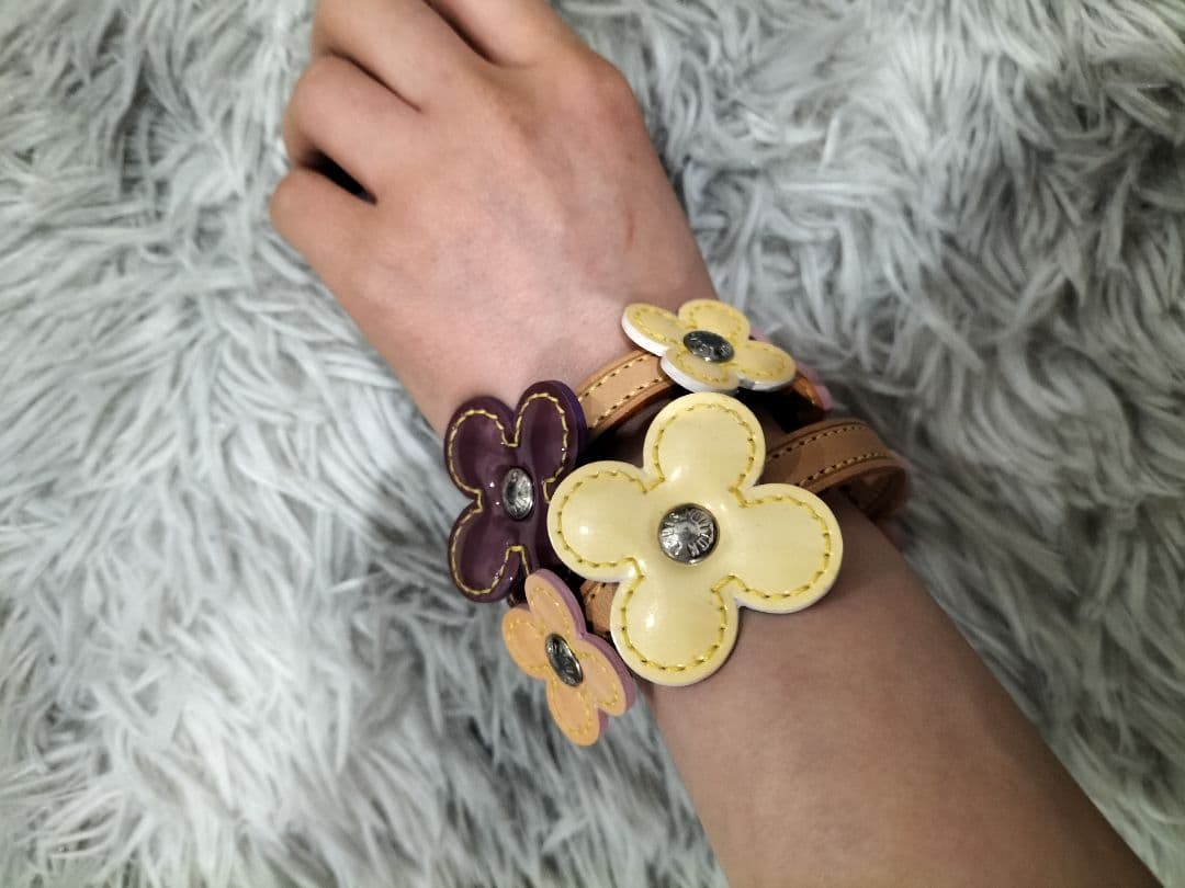 未使用ルイ・ヴィトン花モチーフ レザー バングル