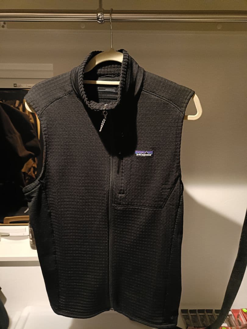 パタゴニア　R1 ベスト　ブラック　mサイズ　アウトドア