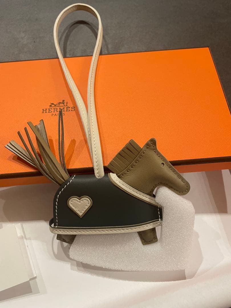 ☆新品☆HERMESエルメスチャーム《ロデオ》PMロベオ・クール