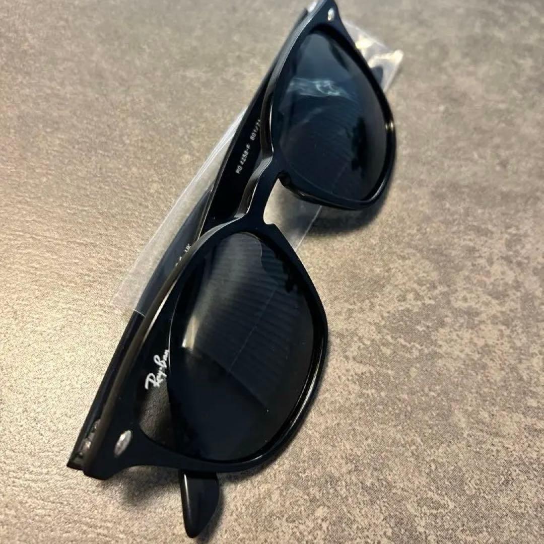 Ray-Ban RB4258F サングラス ブラック ダークグリーン