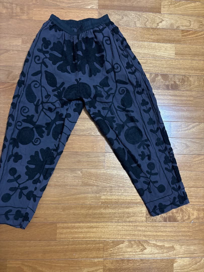 pokipee 花柄刺繍 カジュアルパンツ