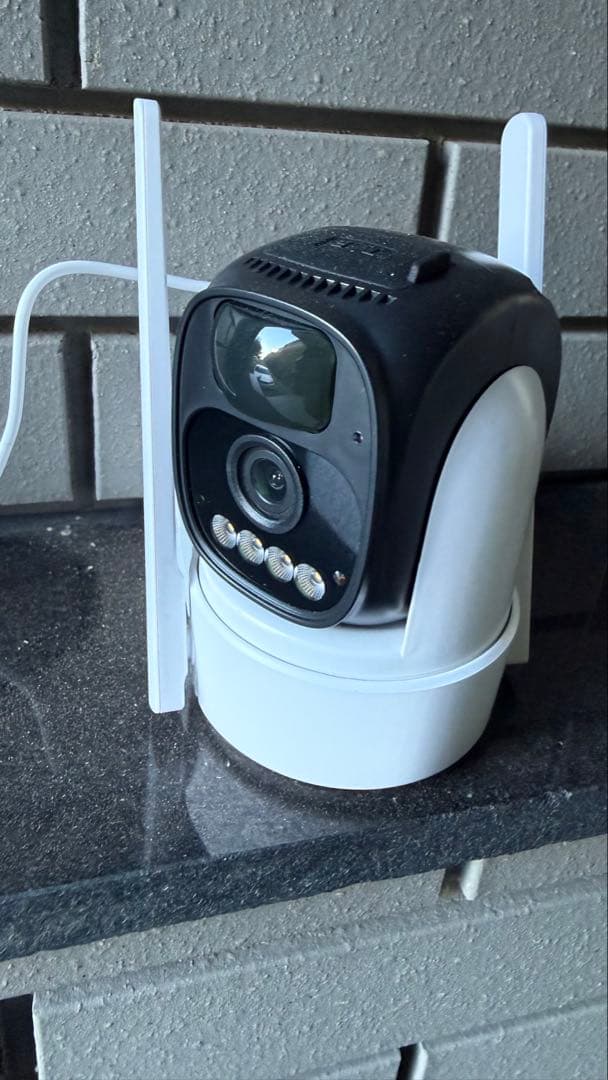 ソーラーパネル付き防犯カメラ