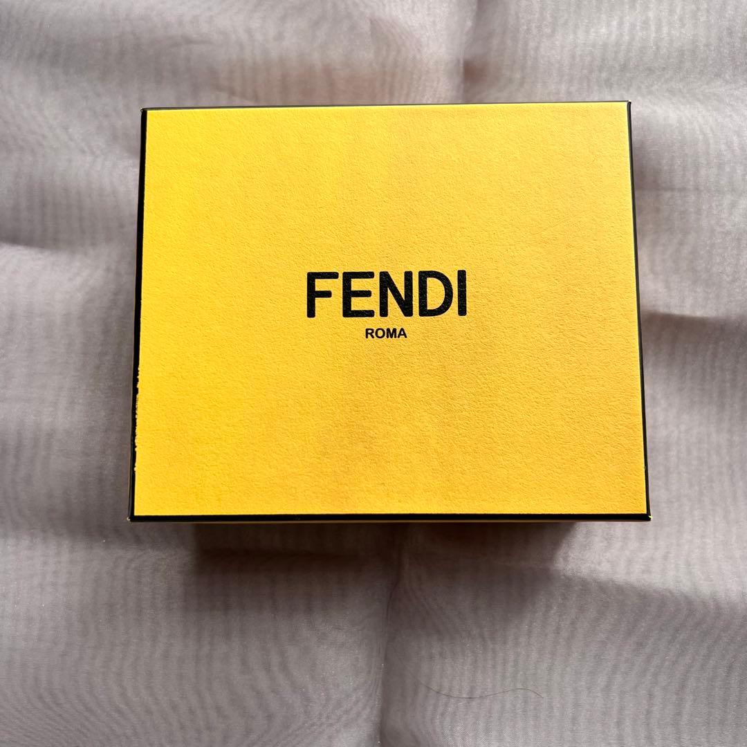 新品　フェンディ　鍵編みがま口　ケース
