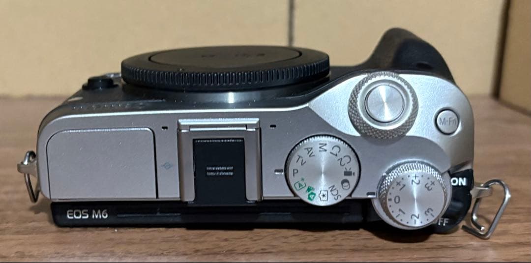 【新品級】Canon EOS M6 シルバー、EVF-DC2