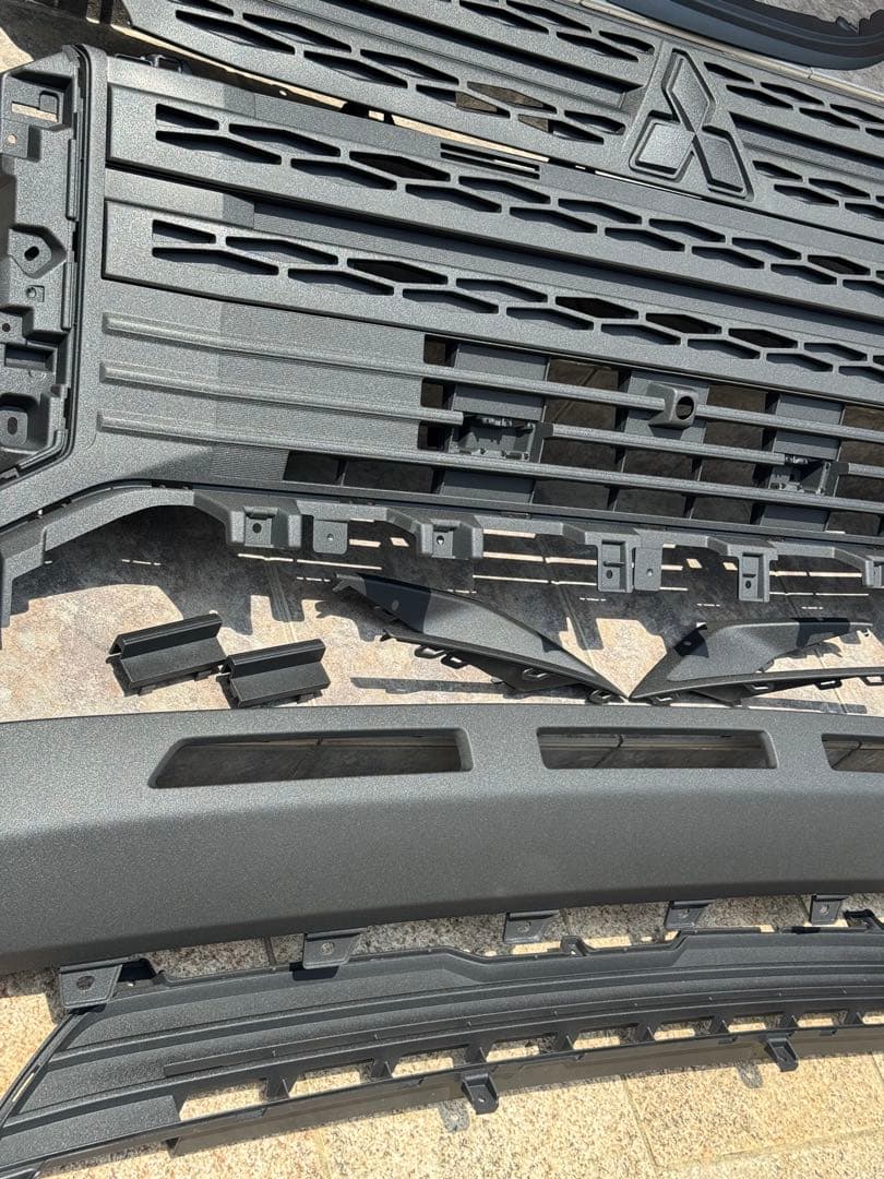 ②デリカd5 グリル　リア　ロアバンパー　ラプターライナー塗装