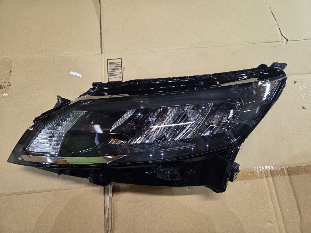 日産E13ノート左側ハウジングヘッドランプ