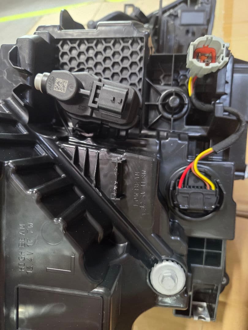 日産E13ノート左側ハウジングヘッドランプ