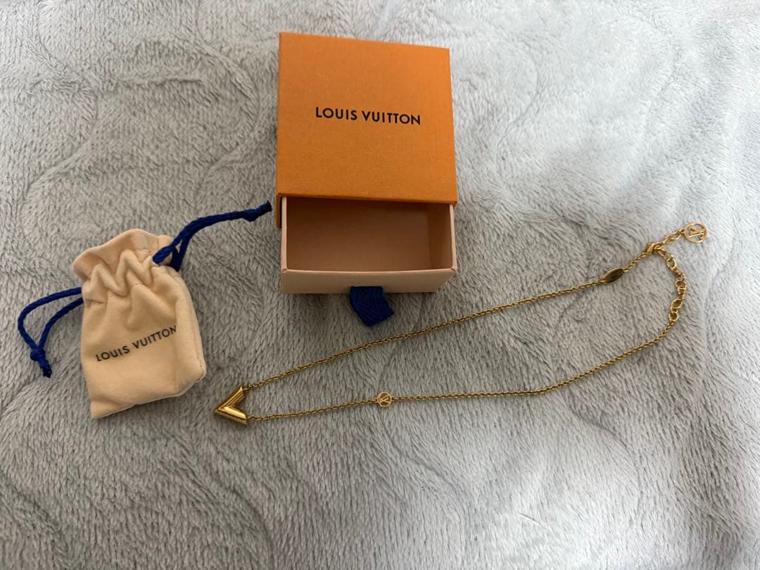 ルイヴィトン ネックレス ゴールド Vロゴ ユニセックス