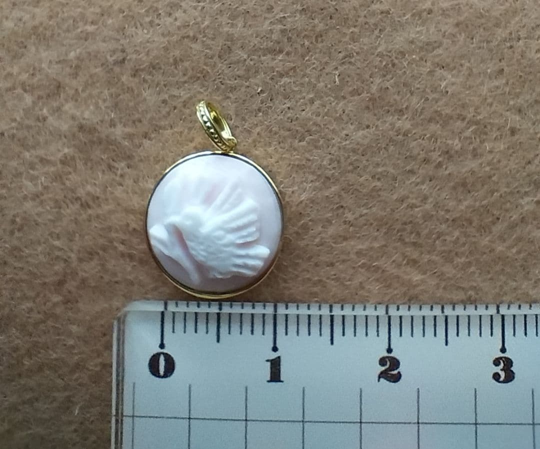 La mascotte 18K 　コンクシェル　カメオ小鳥のトップ