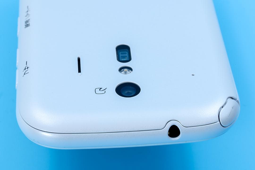 docomo　F-42A らくらくスマートフォン ホワイト　おまけつき