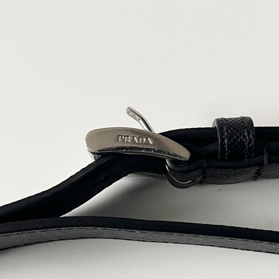 プラダ　トライアングルロゴ　キーホルダー　サフィアーノレザー　ブラック　チャーム