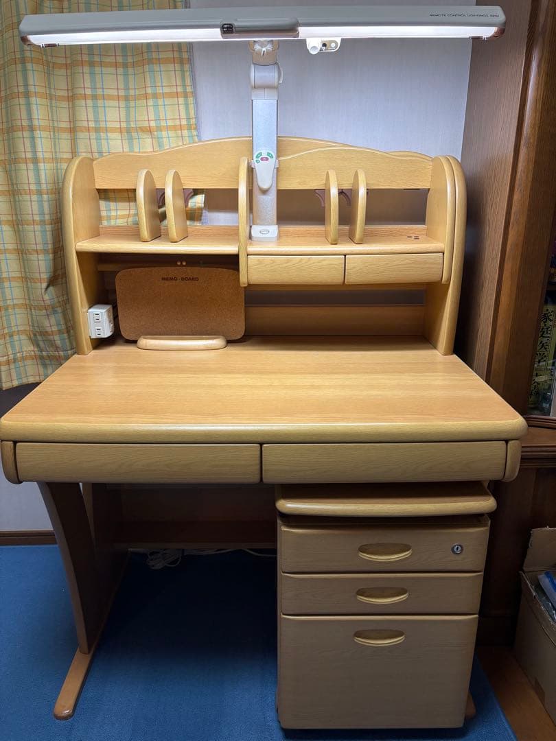 ニトリ　学習机　木製 分割型引き出し付き デスクライト付き