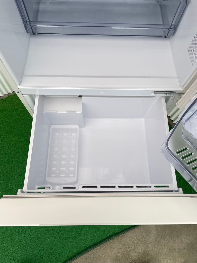 902アクア おしゃれホワイト 3ドア冷蔵庫 272L 高年式 右開き 高さ低め