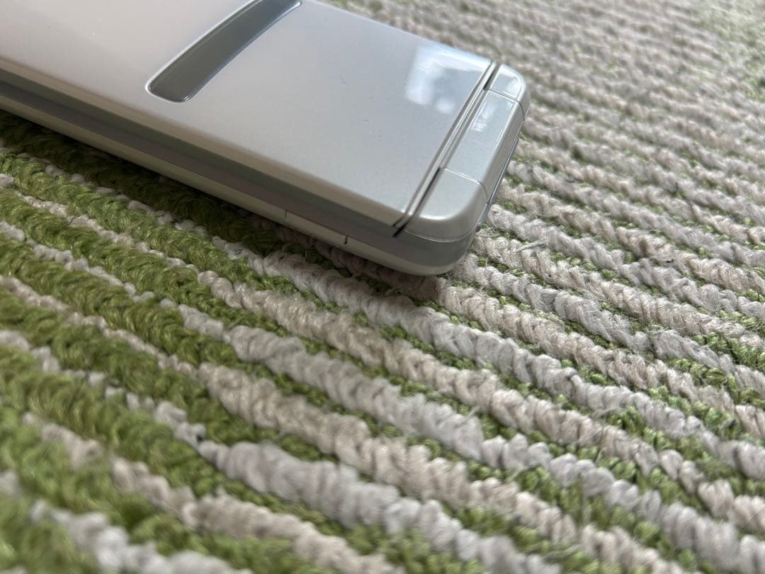 GRATINA KYF39 ホワイトシルバー折りたたみ式携帯電話 本体