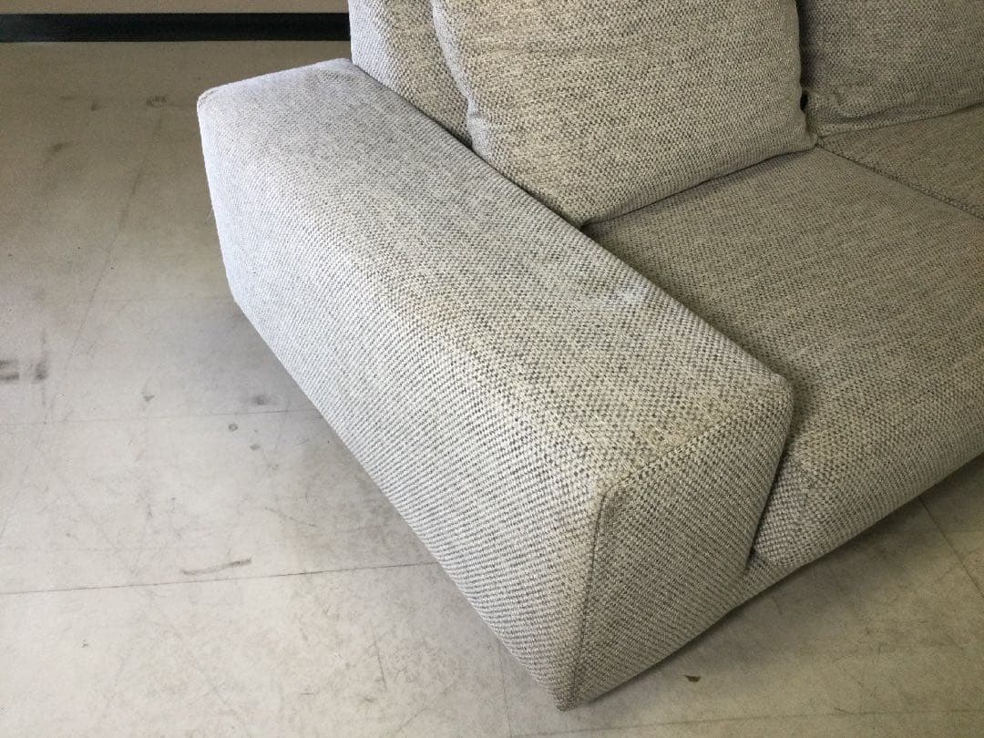 NOYESノイエスDecibel アームテーブル付2人掛けカウチソファ