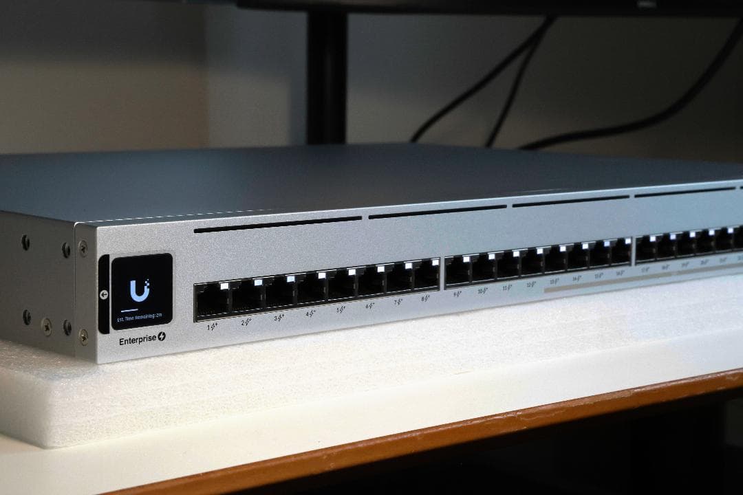 Ubiquiti UniFi スイッチ Enterprise 24 PoE