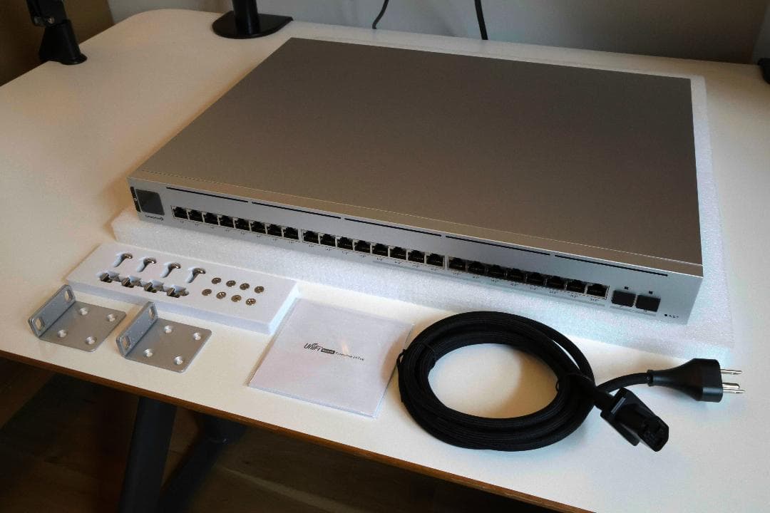 Ubiquiti UniFi スイッチ Enterprise 24 PoE